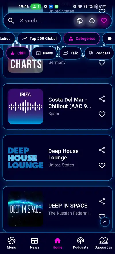 Schermata dell'app Universe Radio con elenco radio nel tema scuro